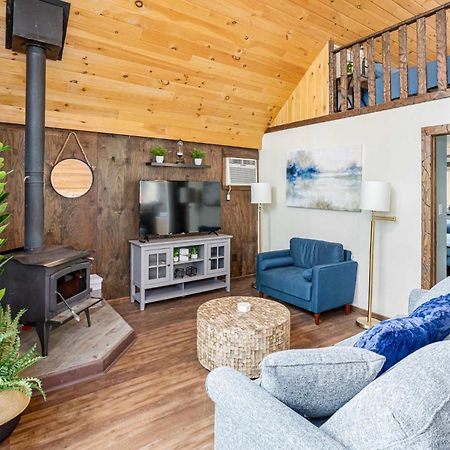 Quaint Loft Cabin W Hot Tub, Firepit, Deck & Grill Геджсвілл Екстер'єр фото