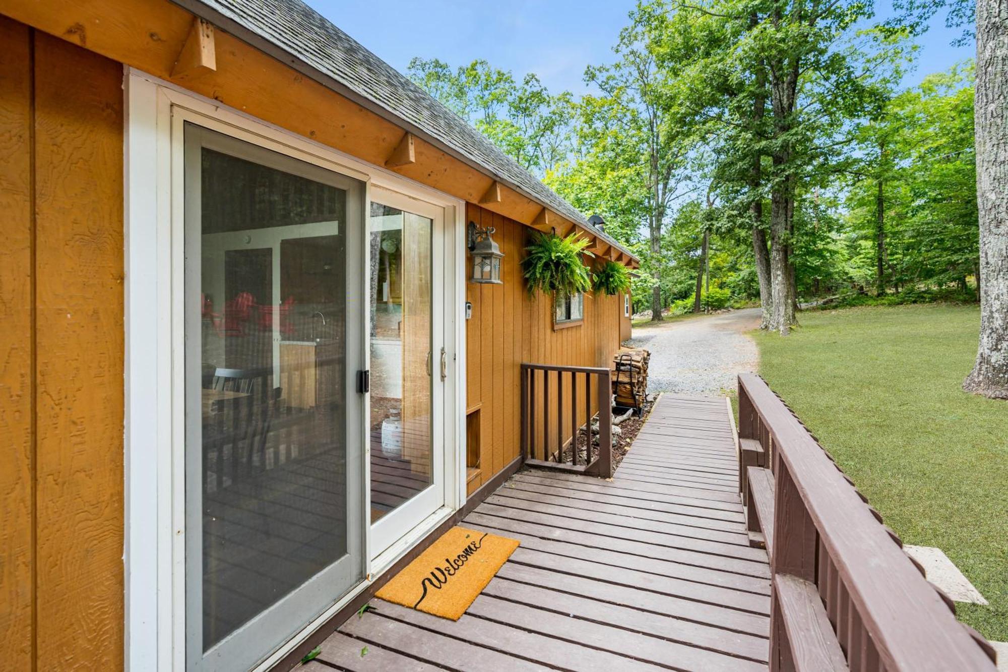 Quaint Loft Cabin W Hot Tub, Firepit, Deck & Grill Геджсвілл Екстер'єр фото