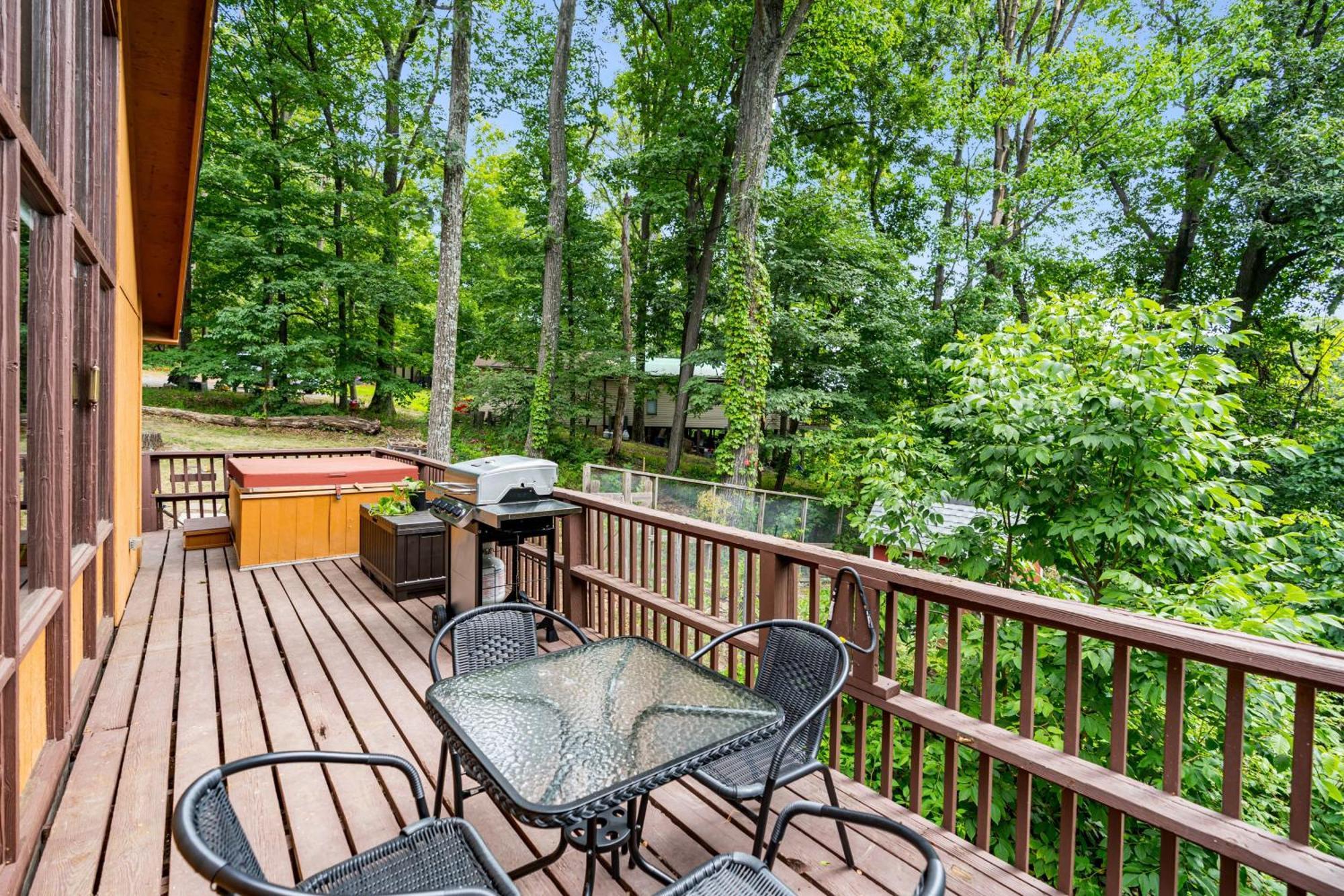 Quaint Loft Cabin W Hot Tub, Firepit, Deck & Grill Геджсвілл Екстер'єр фото