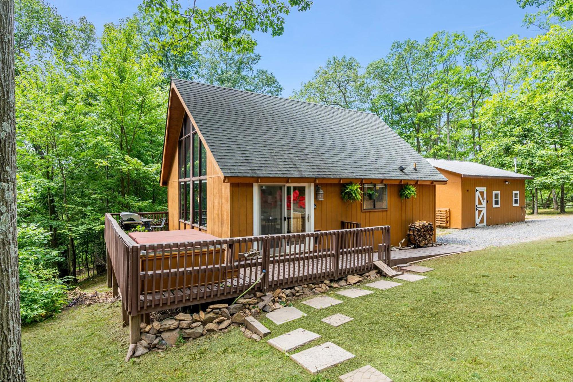 Quaint Loft Cabin W Hot Tub, Firepit, Deck & Grill Геджсвілл Екстер'єр фото