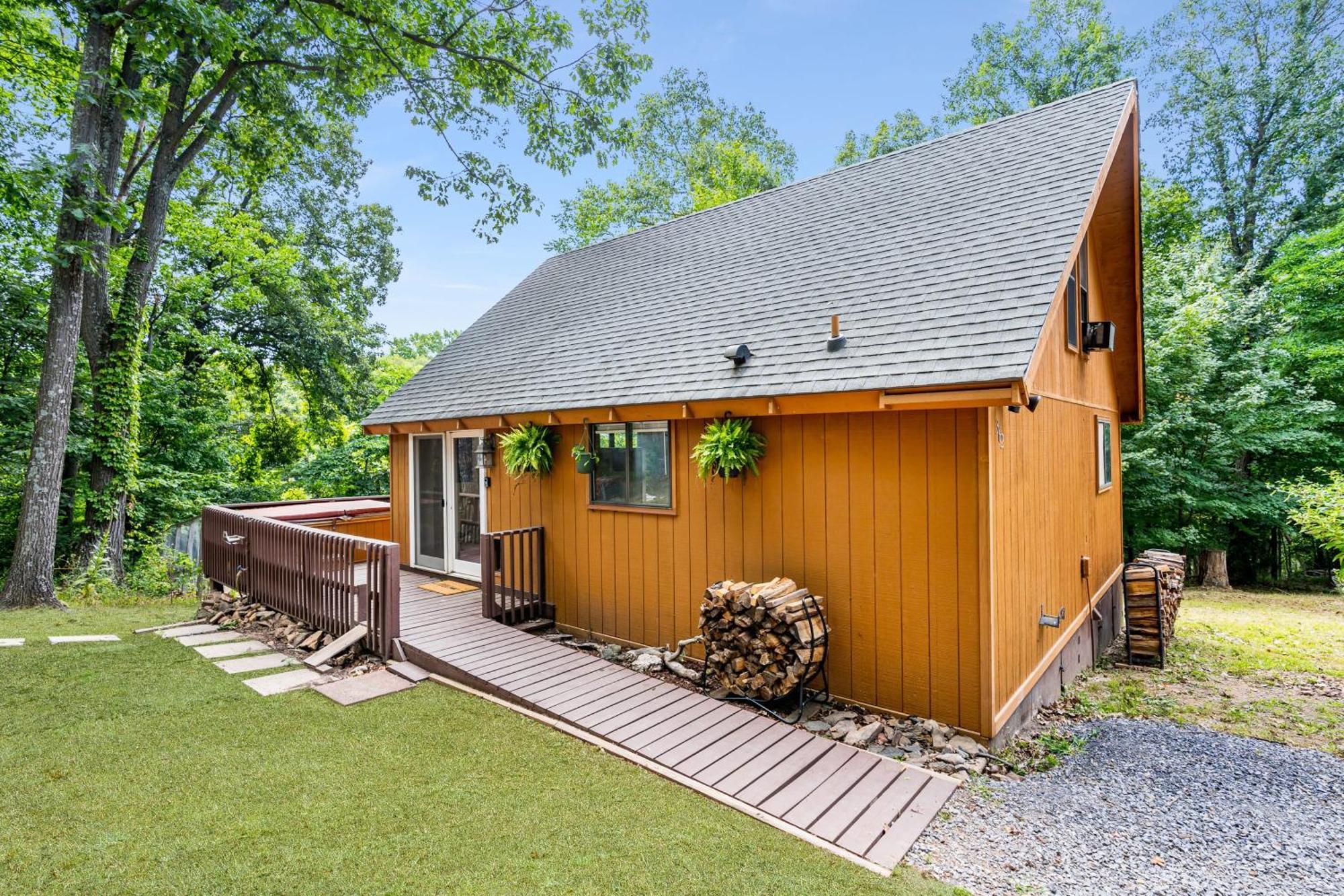 Quaint Loft Cabin W Hot Tub, Firepit, Deck & Grill Геджсвілл Екстер'єр фото