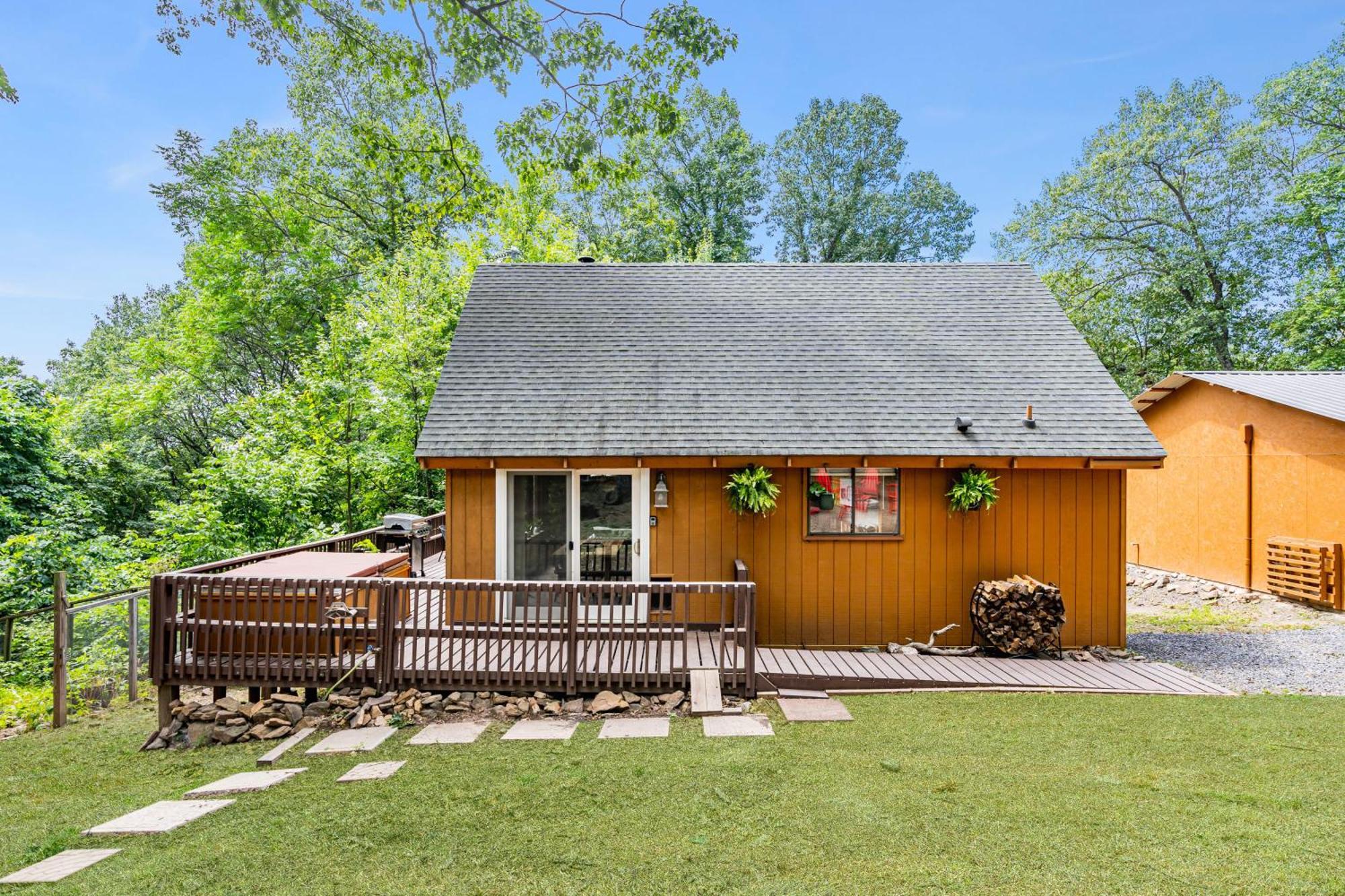 Quaint Loft Cabin W Hot Tub, Firepit, Deck & Grill Геджсвілл Екстер'єр фото